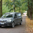 Vuoden 2022 pakettiautoksi valittu Renault Kangoo E-Tech on saanut L2-korikoon, mikä tuo autolle lisää kapasiteettia ja paremman käytettävyyden. Myös keulan muotoilu meni uusiksi. Ilmettä hallitsevat C-maliset päiväajovalot sekä suurikokoinen Renault-logo.