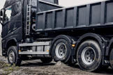 Volvo Trucksin i-Shift-vaihteistoon tuomat päivitykset mahdollistavat toimintoja, jotka parantavat ajettavuutta, turvallisuutta ja mukavuutta etenkin vaikeissa ja liukkaissa tieolosuhteissa.