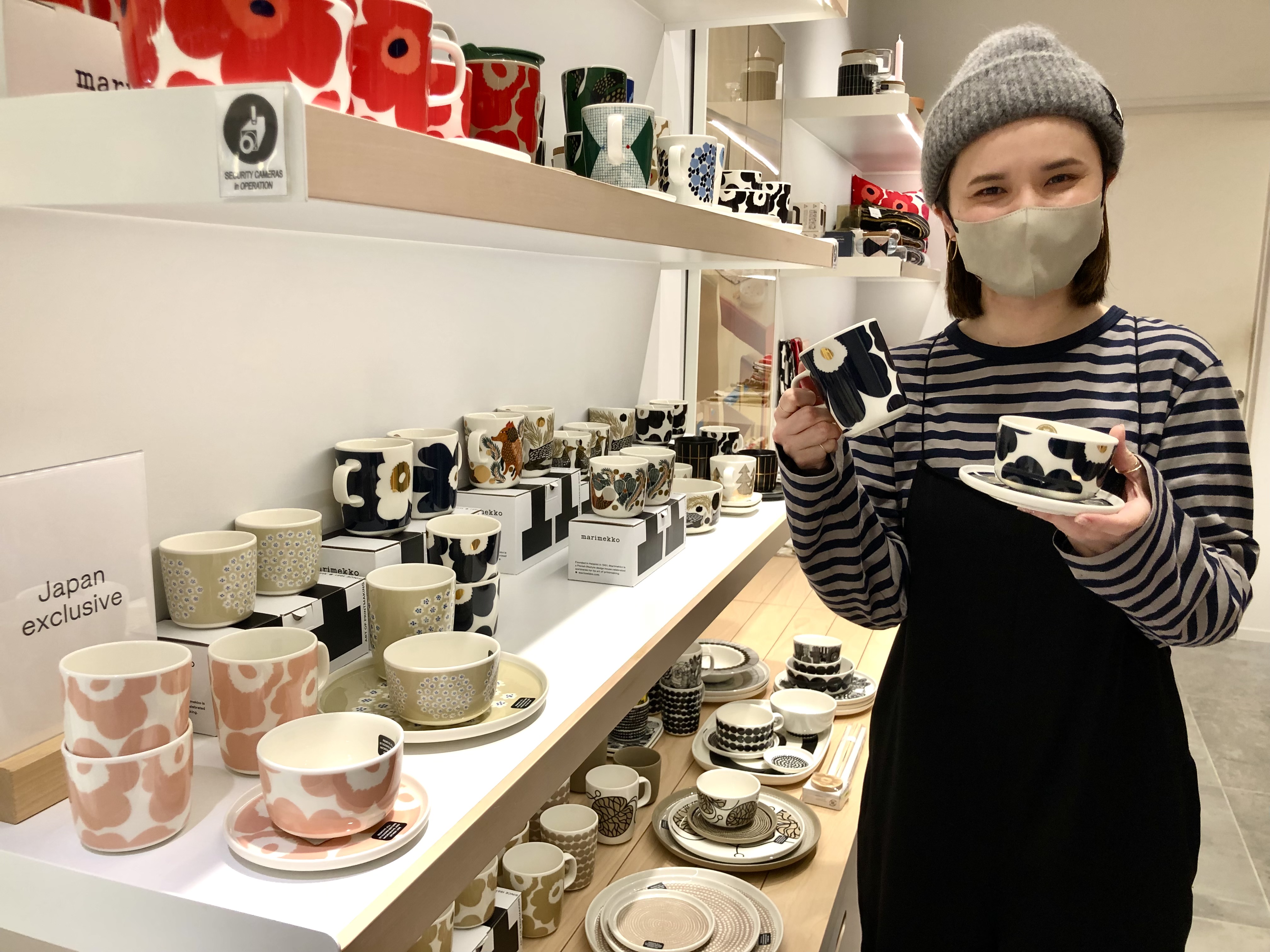 Marimekko myy vain Japanissa mukeja, joiden unikoissa on kultaa. Toko Matsushige esittelee mukeja tokiolaisessa Marimekon myymälässä. Mukit valmistetaan Thaimaassa.