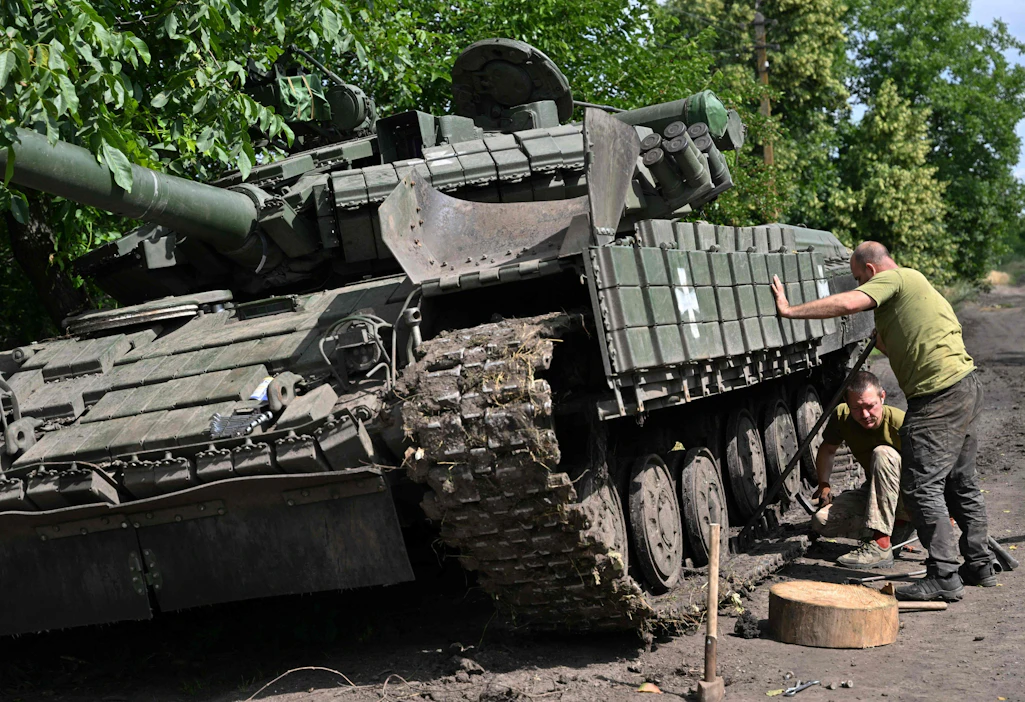Ukrainalaissotilas korjasi tankkia Donetskin alueella perjantaina. Maan asevoimien komentaja Valeri Zaluzhnyi sanoi haastattelussa, että Ukraina tarvitsee lännen lupaamia lisäaseita välittömästi. LEHTIKUVA/AFP.