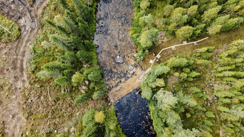 Metsäkoneet ylittivät Hukkajoen useita satoja kertoja raakkuesiintymän päältä.