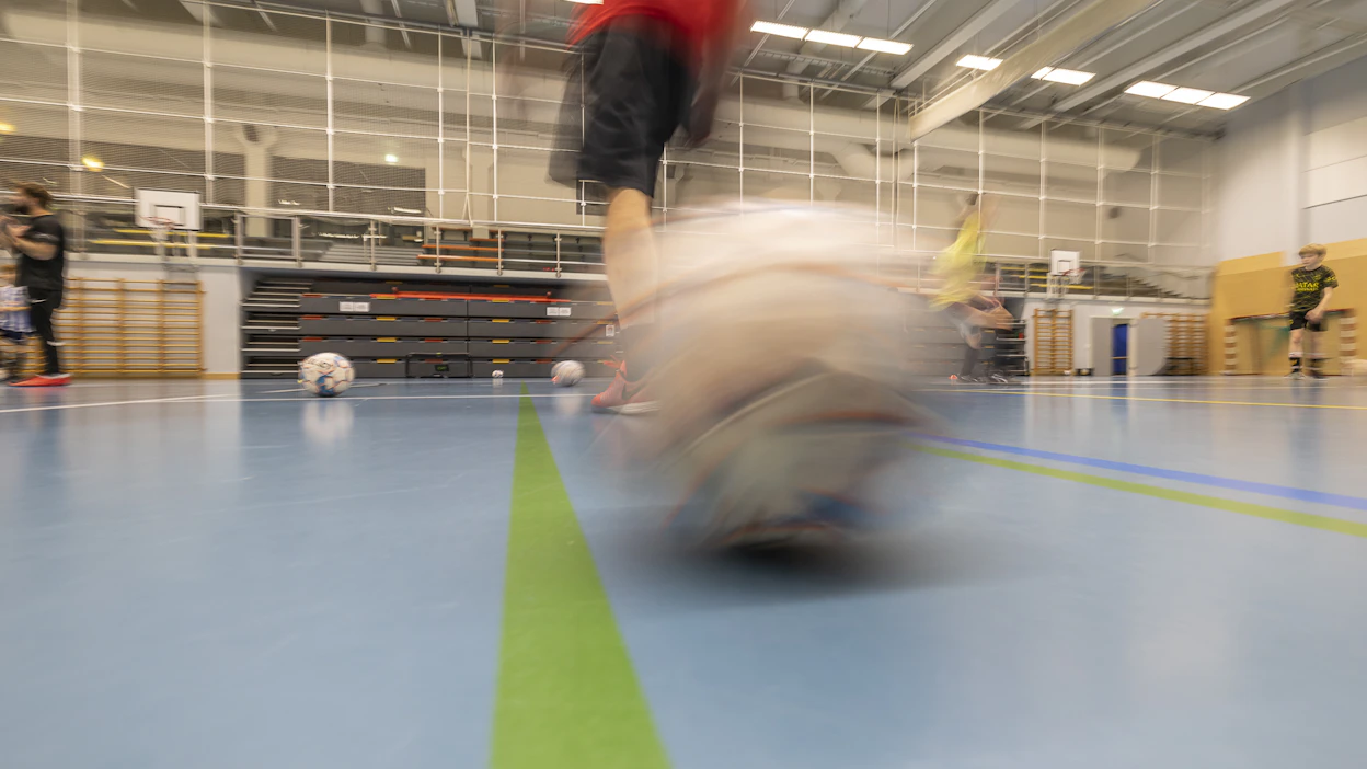 Liian usein tulee kiellettyä reipasotteisia poikia liikkumasta oman turvallisuuden tunteen tavoittelun vuoksi.