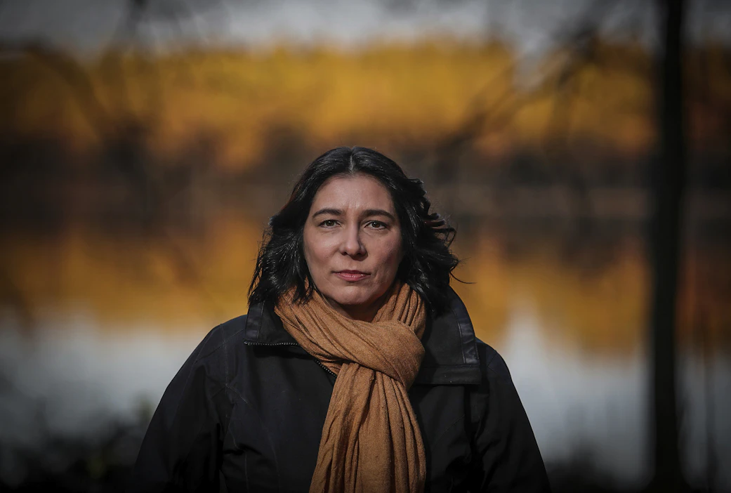 ”Tarinoissani on itsessään niin kauheita asioita, että haluan välttää mässäilyä, koska se menee helposti mauttoman puolelle. Yritän pehmentää kauheita asioita kuvailemalla hahmojen ajatusmaailmaa ja taustoja”, pieksämäkeläinen dekkarikirjailija Tuire Malmstedt sanoo.