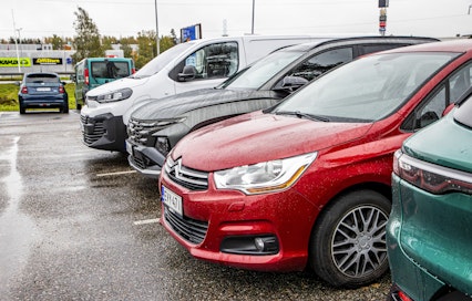 Kuvassa olevat autot eivät liity Mikkelin katalysaattorivarkauksiin.