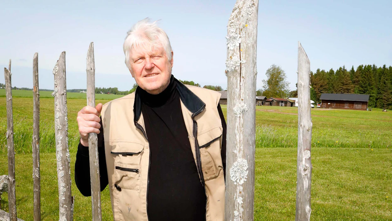 Näyttelypäällikkö Jukka Isotalo kertoo, että Okran historia ulottuu vuoteen 1980, jolloin Oripään lentokentällä järjestettiin käytettyjen maatalouskoneiden huutokauppa.