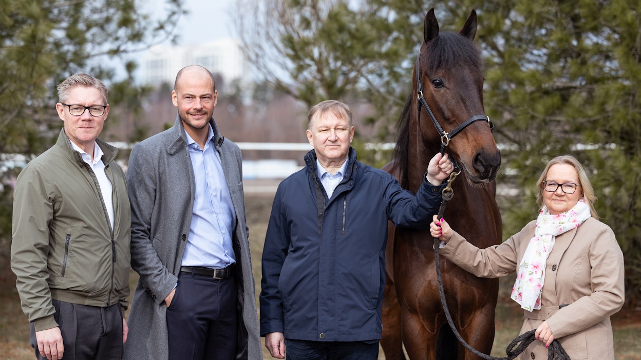 Ruotsin ja Suomen ravien yhteistyö tiivistyy tulevaisuudessa. Kuvassa vasemmalta ATG:n toimitusjohtaja, Hippos ATG oy:n puheenjohtaja Hans Lord Skarplöth, Mikael Bäcke, Hippoksen puheenjohtaja Antti Lehtisalo ja Hippoksen toimitusjohtaja Minna Mäenpää.