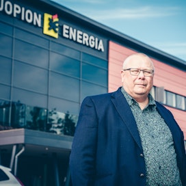 Kuopion Energian toimitusjohtajan Esa Lindholmin mukaan vihreä siirtymä lisäsi energiamarkkinoiden häiriöalttiutta, kun esimerkiksi turvetuotantoa siirrettiin romutettavaksi ennen kuin uutta oli ehditty rakentaa tilalle. 