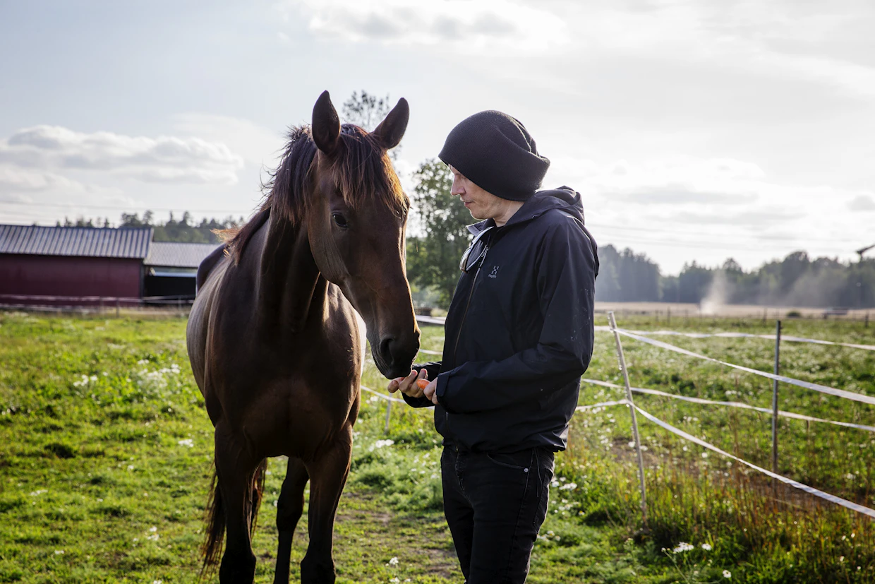 Tero Kinnunen ei ole ajanut startteja tai ratsastanut yli viiteen vuoteen. Tallilla hän käy toisinaan syöttämässä porkkanoita hevosille.