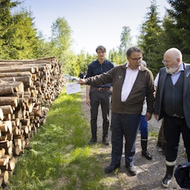 Metsägroupin pääjohtaja Ilkka Hämälä kertoo komissaari Timmermansille, mihin eri käyttökohteisiin harvennushakkusta saatua puuta käytetään.