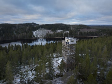 Häähninmäen näkötorni on noussut karunkauniiseen korpeen paikallisten ihmisten ponnistuksena.