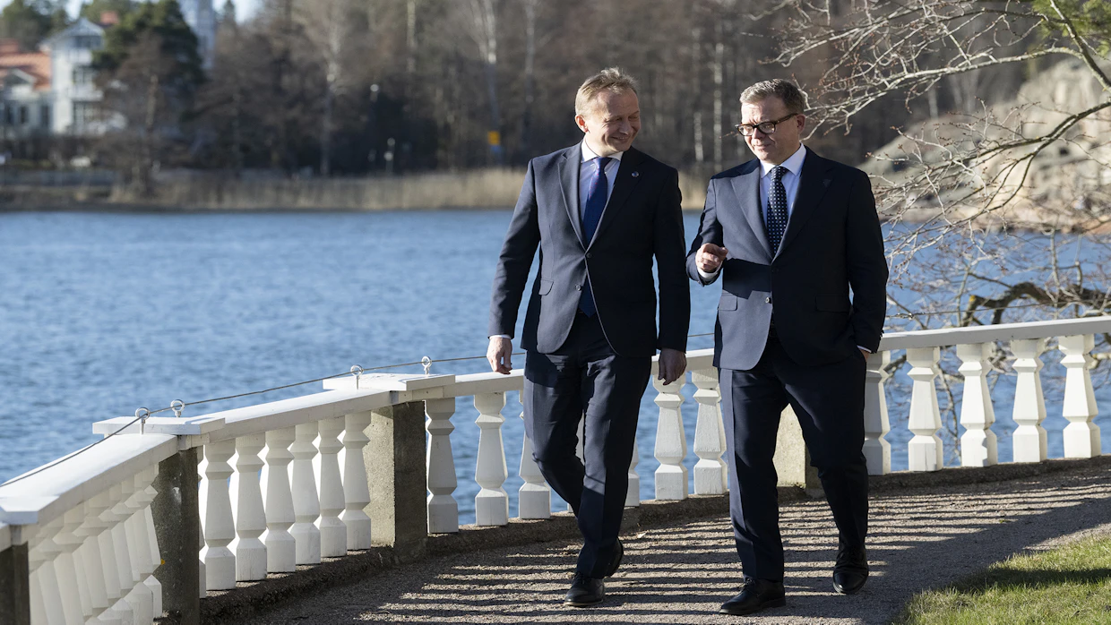 EU:n puolalainen budjettikomissaari Piotr Serafin (vas.) keskusteli unionin tulevasta rahoituskehyksestä pääministeri Petteri Orpon (kok.) kanssa Helsingin Kesärannassa huhtikuun alussa.
