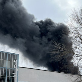 Vaasassa syttyi suuri tulipalo Hitachi Energyn muuntajatehtaalla. LEHTIKUVA / Harri Bragge. 
