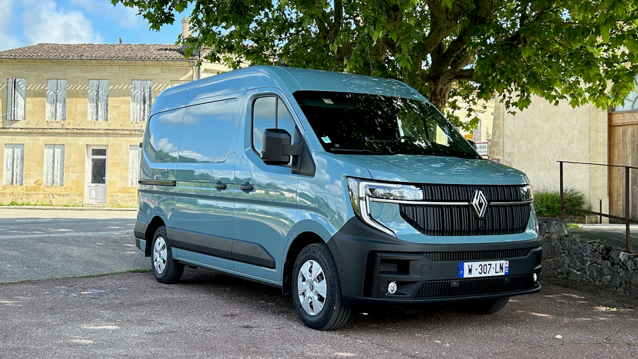 Renault Master -mallisto uudistuu kauttaaltaan ja eri vaihtoehtoja on jatkossa reippaasti aiempaa enemmän. Merkittävää on dieselautomaatin ja nelivedon saaminen mukaan valikoimiin sekä sähkömallin kohentuneet ominaisuudet.