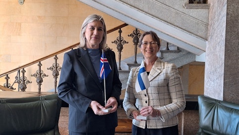 Islannin teollisuusministeri Hanna Katrín Friðriksson (vasemmalla) tapasi kollegansa Sari Essayahin (kd.) Helsingissä Säätytalolla maaliskuun alussa. Ministerit keskustelivat muun muassa pohjoisen maatalouden haasteista.