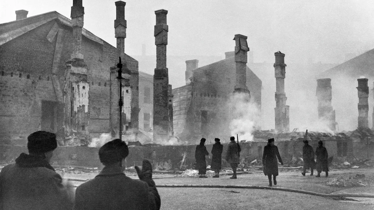 Uuden uljaan vuosisadan ensimmäinen puolikas osoittikin, ettei ihminen välittänyt lajitovereistaan vaan kykeni käsittämättömiin julmuuksiin. Ensimmäinen ja etenkin sitä seurannut toinen maailmansota määritteli ihmisyyden uudella tavalla.
