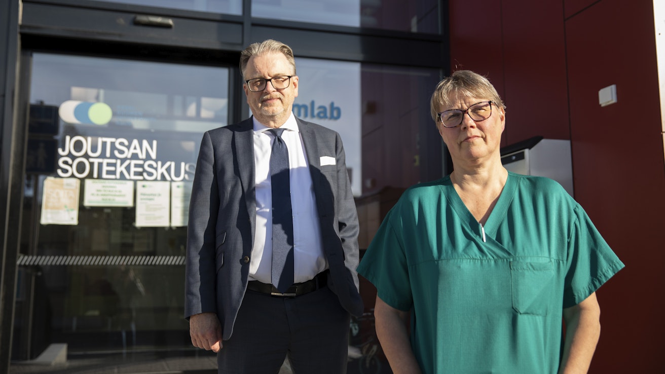 Joutsan kunnanjohtaja Harri Nissinen ja kunnan terveyskeskuslääkäri Irmeli Räsänen pitävät tärkeänä lääkärin asiakastuntemusta.