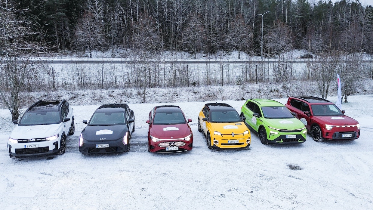 Tuomaristo koeajoi finalistit ennen äänien antamista.