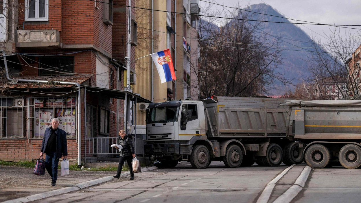 Serbian ja Kosovon raja-alueelle on esimerkiksi pystytetty tiesulkuja. Lehtikuva/AFP.