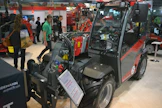Pariisin SIMA-näyttelyssä otetussa kuvassa on uusi Weidemannin sähköinen versio pikkukurottajasta T4152E. Työhydrauliikan hoitoon on tarjolla 25 kW ja liikkumiseen on tarjolla 23 kW tehoa. Kurottajassa on li-ion akku ja käytössä 96 voltin järjestelmä. Järjestelmän käyttöaika on perusakulla 3,1 tuntia ja option kanssa 5,2 tuntia. Huippunopeutta luvataan 15 km/h. Työpaino on 3 tonnia. Työhydrauliikkaan on tarjolla öljyä 41,6 litraa/minuutissa.