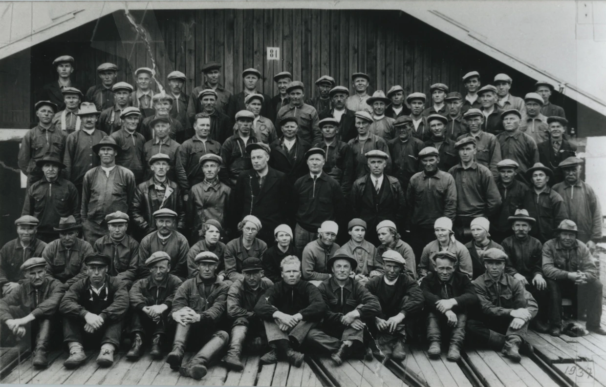 Honkalahden saha työllisti suurimmillaan 700 henkeä. Kuvassa sahan työväkeä vuonna 1937.