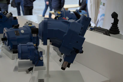 Ajovoimansiirrossa käytetään suljetun piirin hydrauliikkaa. Ajan teeman mukaan myös ajovoimansiirron hydrauliikkapumpuista ja moottoreista on tulevaisuudessa häviämässä säätöruuvit. Tekniikan sähköistyminen lisää myös korjaamojen koulutus tarvetta ja tuo lisää testereitä maakuntiin. Koneiden käyttäjä maksaa korjaamolaskussaan entistä enemmän myös testereiden ja ammattitaidon ylläpidon maksuja.
