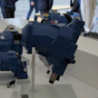 Ajovoimansiirrossa käytetään suljetun piirin hydrauliikkaa. Ajan teeman mukaan myös ajovoimansiirron hydrauliikkapumpuista ja moottoreista on tulevaisuudessa häviämässä säätöruuvit. Tekniikan sähköistyminen lisää myös korjaamojen koulutus tarvetta ja tuo lisää testereitä maakuntiin. Koneiden käyttäjä maksaa korjaamolaskussaan entistä enemmän myös testereiden ja ammattitaidon ylläpidon maksuja.