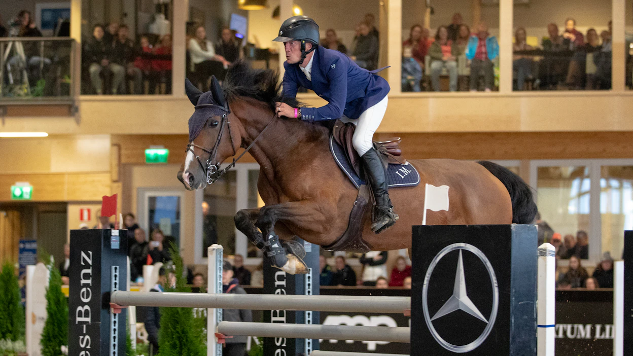 Sebastian Numminen kilpaili Suomessa viimeksi vuonna 2018 ratsulla Gurra Hop. Ratsukko oli Järvenpäässä Ratsastuskeskus Ainon kahden tähden GP:n kolmas.