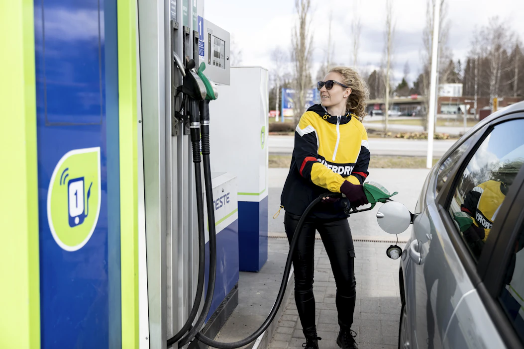 Tamperelainen Maria-Sofia Kaitola kävi tankkaamassa Parkanossa. "Valtion polttoaineavustus olisi hyvä. Joudun käyttämään autoa, koska se helpottaa niin paljon elämää eikä ole riippuvainen bussien aikatauluista”, Kaitola pohti.