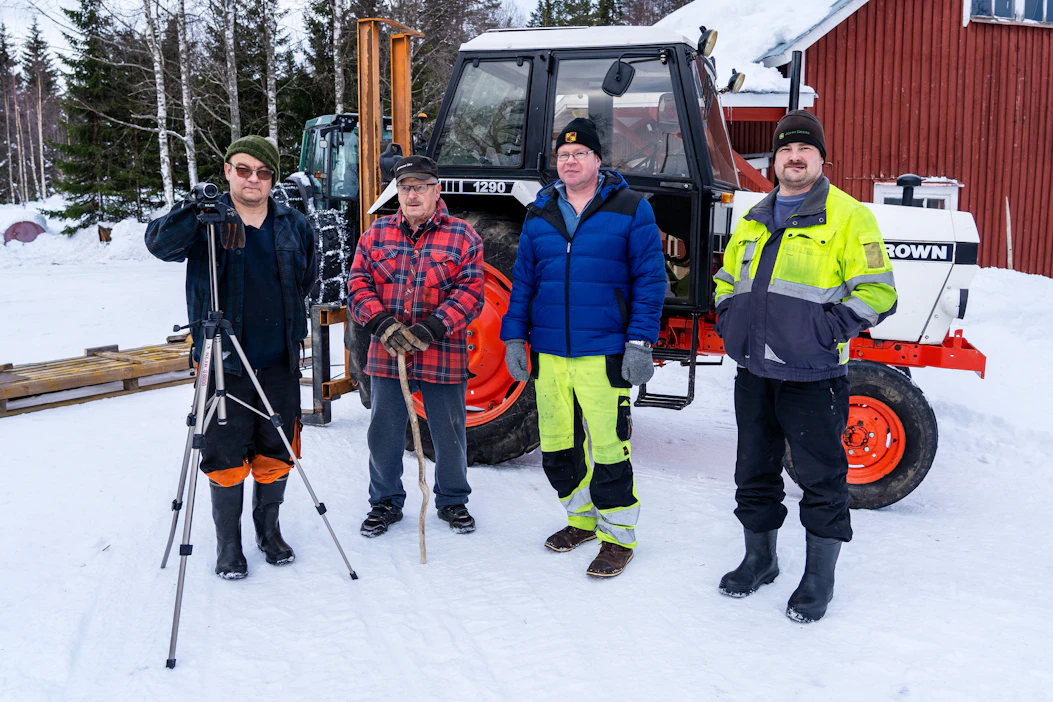 Ylen kahdeksanosainen televisiosarja seuraa tubettavien konemiesten elämää Savon maaseudulla. Kuvassa ovat Timo Juvonen (vas.), Otto Juvonen, Ari Mehtonen, Simo Heiskanen.