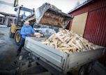 Metsänomistaja ja klapiyrittäjä Antti Kortteinen tekee vuosittain myyntiin noin 500–1 000 irtokuutiota klapeja. Osan hän hankkii omista metsistään ja loput ostaa muualta. 