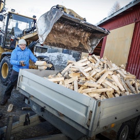 Metsänomistaja ja klapiyrittäjä Antti Kortteinen tekee vuosittain myyntiin noin 500–1 000 irtokuutiota klapeja. Osan hän hankkii omista metsistään ja loput ostaa muualta. 