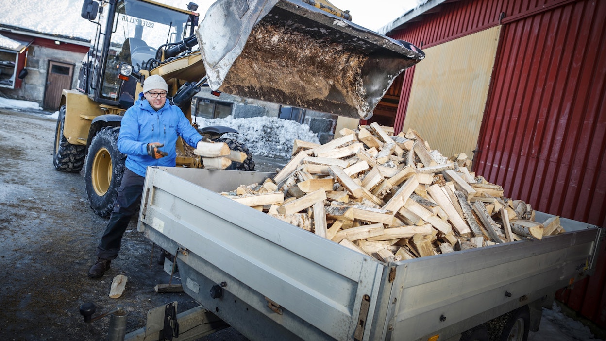 Metsänomistaja ja klapiyrittäjä Antti Kortteinen tekee vuosittain myyntiin noin 500–1 000 irtokuutiota klapeja. Osan hän hankkii omista metsistään ja loput ostaa muualta.