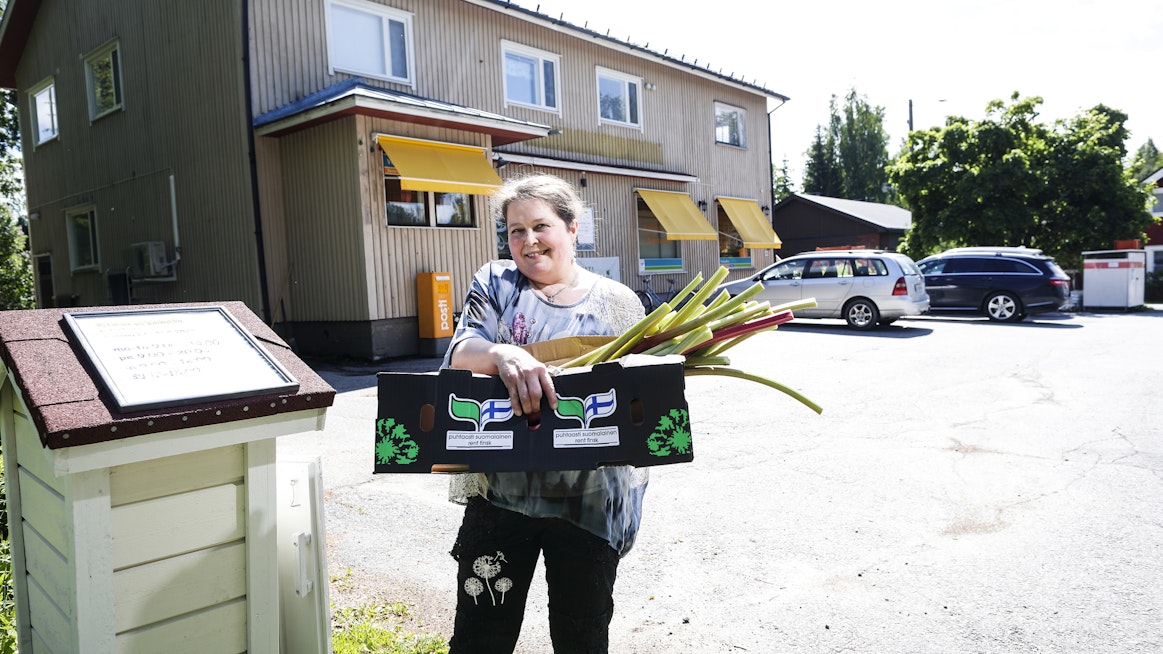 Asiakkaiden tuomia raparpereja saa ottaa kaupasta ilmaiseksi, sanoo kolmatta vuotta Voikukka-nimistä kyläkauppaa pyörittävä Sini-Maria Tiainen.