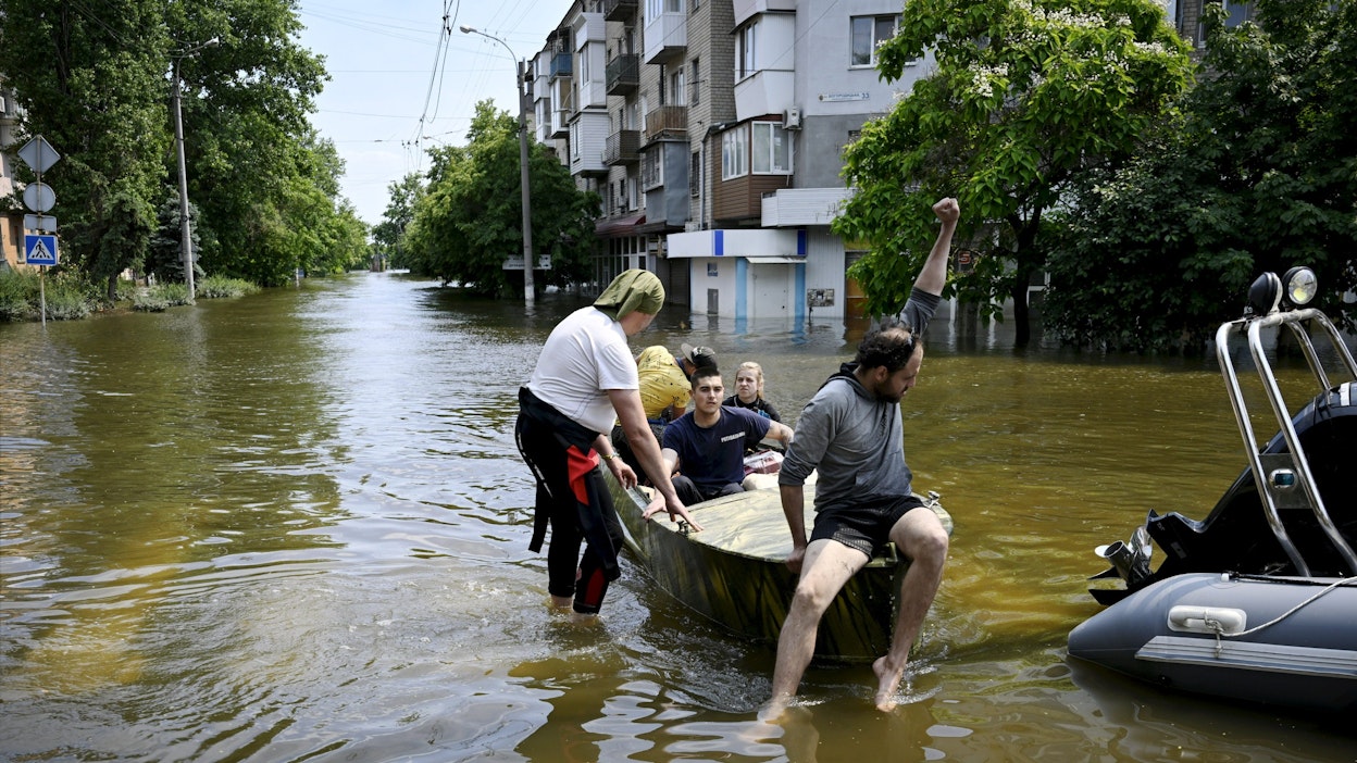 Pelastustöitä tulvivalla Vorontsovska-kadulla Ukrainan Hersonissa 9. kesäkuuta 2023. LEHTIKUVA / ANTTI AIMO-KOIVISTO. 