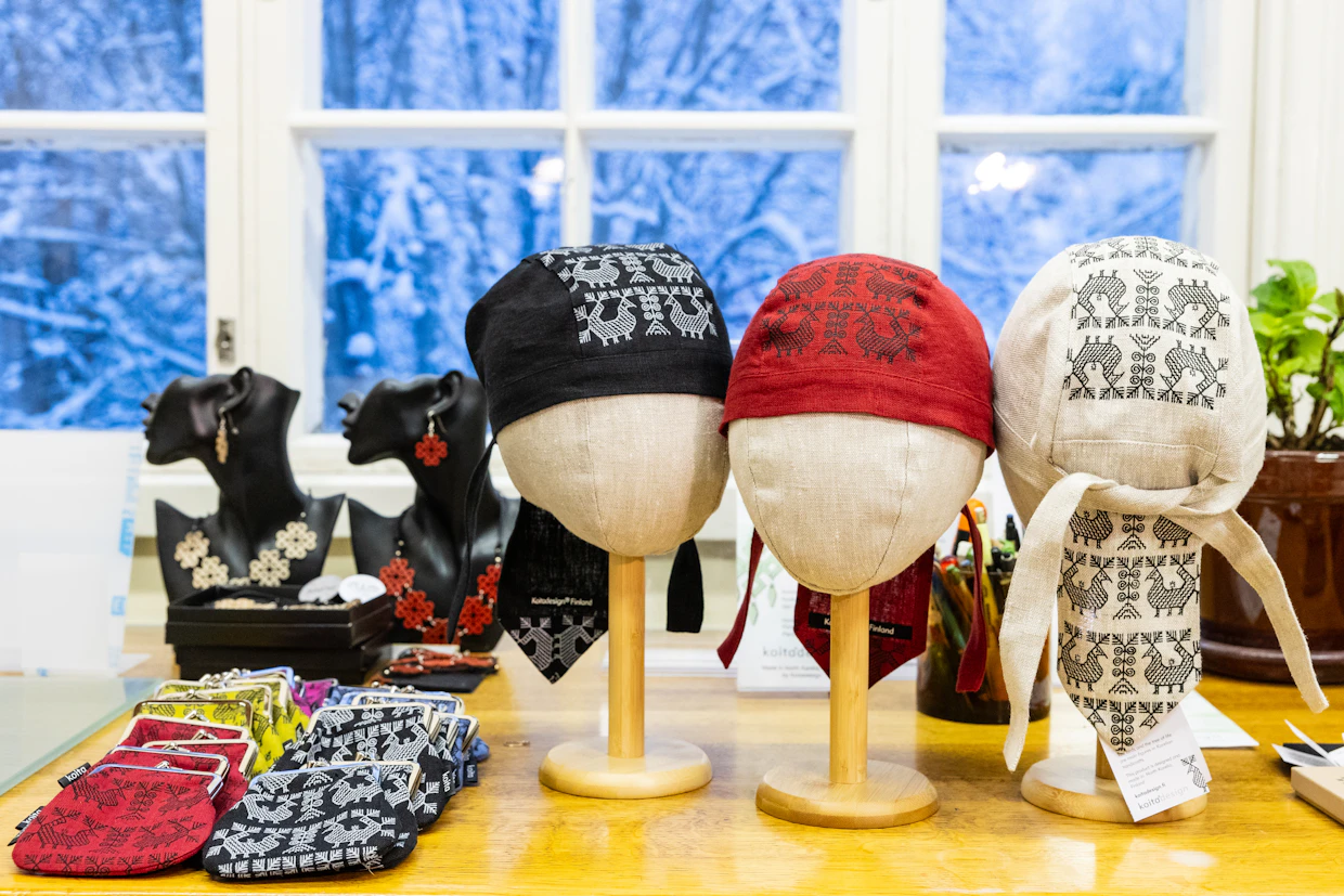 Idea vaateyrityksestä sai alkunsa, kun Eija Irene Hiltunen huomasi, ettei Ilomantsin matkailua ajatellen ole mitään paikallisia tekstiilejä kaupan. Koitadesignin ensimmäiset tuotteet olivat säpsänä ja essu. Säpsänä on päähine, jonka Hiltunen muokkasi karjalaisesta säpsästä. Hiltunen kokoaa myös korvakoruja ja ompelee välillä pientuotteita.