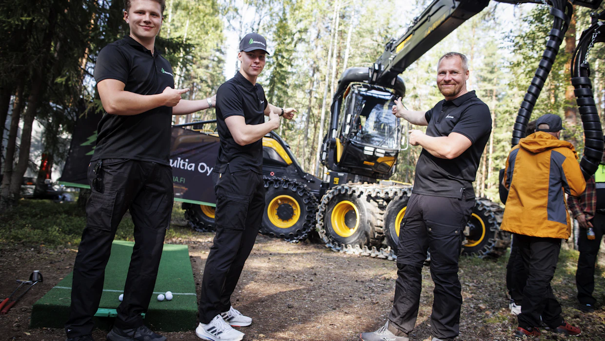 Metsä-Multian messuryhmä Arttu Laaja (vas.), Kaapo Laaja ja toimitusjohtaja Aki Laaja sanoo, että kaksi ammattilaista pääsisi heti töihin Pohjois-Pirkanmaan leimikoille.
