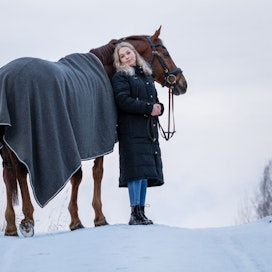 Akcent-ruuna eli Aksu on Alma Kämpin ensimmäinen, pitkään toivottu oma hevonen. Yhteistä tietä on takana pari vuotta.