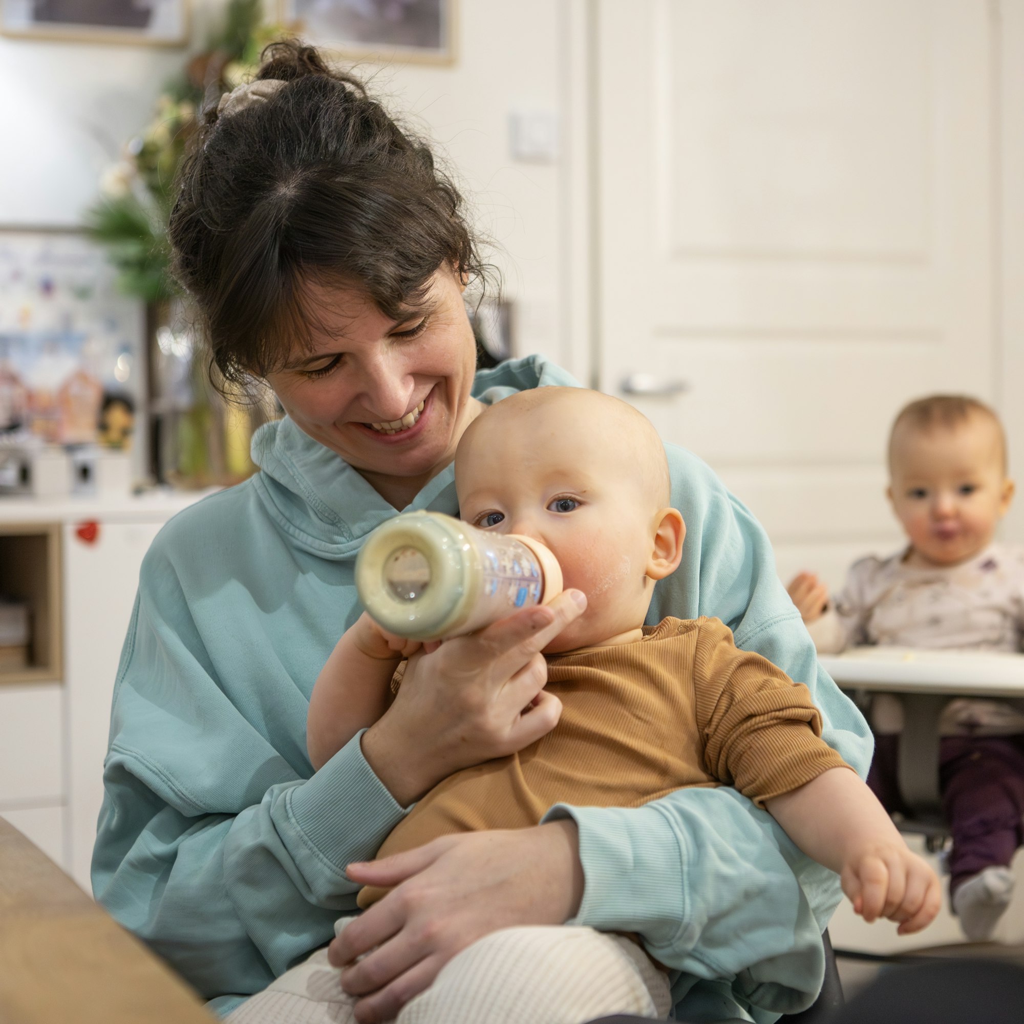 Janne Pasman ja Sophie Rostainin kaksoset Sakari (sylissä) ja Liisa ovat Suomen pienimmät sairaalamatkalle syntyneet vauvat.